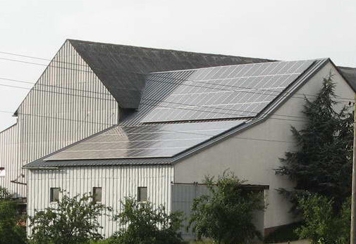Wohnhaus und Scheune mit Fotovoltaikanlage
